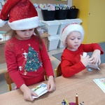 Mikołaj w przedszkolu- dzieci przy stoliku