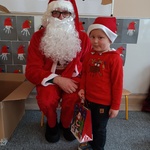 Mikołaj w przedszkolu- dziecko z prezentem