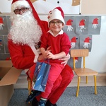 Mikołaj w przedszkolu- dziecko z prezentem