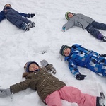 Zimowa olimpiada- dzieci na śniegu 