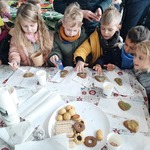 Jarmark Świąteczny- dzieci dekorują pierniki