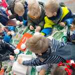 Jarmark Świąteczny- dzieci dekorują bombki