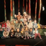 Tygryski w Teatrze Lalek- zdjęcie grupowe z aktorami