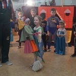 Bal karnawałowy - dziecko w przebraniu- taniec z Babusia Jagusia 