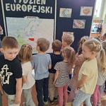 Tydzień europejski w przedszkolu- dzieci przy tablicy