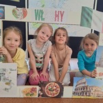 Tydzień europejski w przedszkolu- dzieci w fotobudce