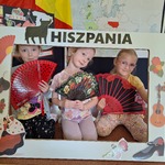 Tydzień europejski w przedszkolu- dzieci w fotobudce