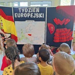 Tydzień europejski w przedszkolu- dzieci przy tablicy