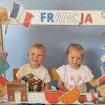 Tydzień europejski w przedszkolu- dzieci w fotobudce
