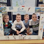Tydzień europejski w przedszkolu- dzieci w fotobudce