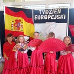 Tydzień europejski w przedszkolu- dzieci przy tablicy
