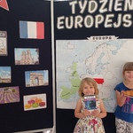 Tydzień europejski w przedszkolu- dzieci przy tablicy