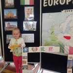 Tydzień europejski w przedszkolu- dziecko przy tablicy
