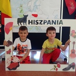 Tydzień europejski w przedszkolu- dzieci w fotobudce