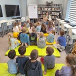 Tygryski w Bibliotece- dzieci słuchają bajkę 