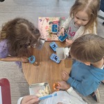Tygryski w Bibliotece- dzieci oglądają różne ziarenka