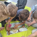 Tygryski w Bibliotece- dzieci oglądają książkę
