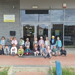 Tygryski w Bibliotece- dzieci przed Książnicą Podlaską 