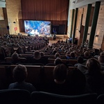 Przedszkolaki na spektaklu muzycznym- dzieci na widowni