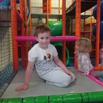 Dzień Dziecka w Fabryce Misia- chłopiec na trampolinie