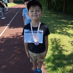 Sprintem do maratonu- dziecko z medalem