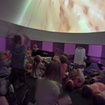 Mobilne planetarium w przedszkolu- dzieci w kopule