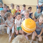 Mobilne planetarium w przedszkolu- dzieci z dmuchaną planetą 