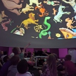 Mobilne planetarium w przedszkolu- dzieci w kopule
