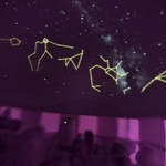 Mobilne planetarium w przedszkolu- dzieci w kopule