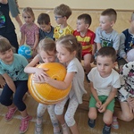 Mobilne planetarium w przedszkolu- dzieci z dmuchaną planetą 