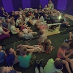 Mobilne planetarium w przedszkolu- dzieci w kopule