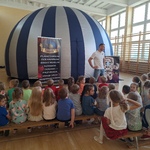 Mobilne planetarium w przedszkolu- dzieci na ławkach 