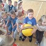 Mobilne planetarium w przedszkolu- dzieci z dmuchaną planetą 
