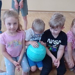 Mobilne planetarium w przedszkolu- dzieci z dmuchaną planetą 