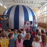 Mobilne planetarium w przedszkolu- dzieci na ławkach 