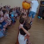 Mobilne planetarium w przedszkolu- dzieci z dmuchaną planetą 