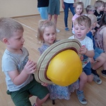 Mobilne planetarium w przedszkolu- dzieci z dmuchaną planetą 