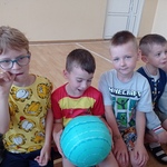 Mobilne planetarium w przedszkolu- dzieci z dmuchaną planetą 