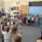 Bezpieczne wakacje- spotkanie z policjantem- dzieci na dywanie