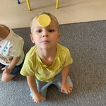 Dzień kropki- dziecko z krążkiem  na czole