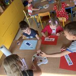 Dzień kropki- dzieci przy stoliku