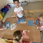 Dzień kropki-  dzieci przy stoliku
