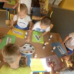 Dzień kropki- dzieci przy stoliku