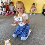 Dzień kropki- dziewczynka na dywanie