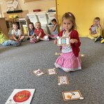Dzień kropki - dziewczynka na dywanie