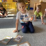 Dzień kropki - chłopiec na dywanie