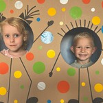 Dzień kropki- dzieci w fotobudce