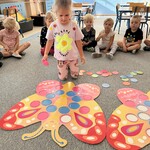 Dzień kropki- dziewczynka na dywanie