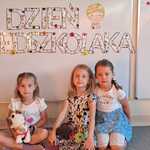 Dzień Przedszkolaka- dziewczynki przy tablicy z napisem