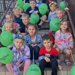 Dzień Przedszkolaka- dzieci z balonami na schodach